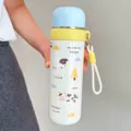 Süße Cartoon Edelstahl Isolierflasche mit tragbarem Umhängeband und frischen Pastellfarben. - 500ml / Blau
