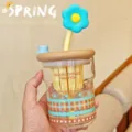 Niedlicher Glas Trinkbecher mit Blumen Deckel und Teesieb Borosilikat Wasserbecher Blau - 500ml / Braun