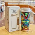 Vista detallada de la taza térmica de 500 ml estilo boho con correa portátil y caja original. - 500ml / Bohemio 2
