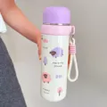 Süße Cartoon Edelstahl Isolierflasche mit lilafarbenem Deckel und praktischem Trageriemen. - 500ml / Lila