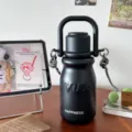 Schwarze Thermosflasche mit süßem Milchempfehlung und praktischem Tragegriff für Damen. - 900ml / Schwarz