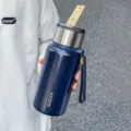Stilvolle Edelstahl Vakuum Isolierflasche mit Metall Deckel und Tragegurt für Outdoor. - 600ml Größe / Blau