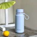 Minimalistischer Edelstahl Vakuum isolierter Wasserbecher mit tragbarem Griff für Outdoor - L / Blau