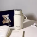 Minimalistische weiße Edelstahlthermoskanne, tragbare Vakuum-Wasserflasche für den Außenbereich. - S / Weiß