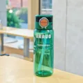 Gruene Kunststoff-Wasserflasche mit Strohhalm und Deckel, ideal fuer Outdoor-Sport und den Alltag. - 800ml / Grün