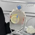 Klare quadratische Trinkflasche mit blauem Deckel und weißem Gurt, 750ml Sportbecher. - 750ml Packung / YB-0792 Weiß