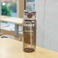 Durchsichtige braune Kunststoff-Strohhalm-Trinkflasche mit Doppeltrinkdeckel für den Alltag. - 800ml / Kaffee