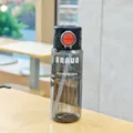 Transparente graue Plastik-Strohhalm-Wasserflasche mit schwarzem Deckel für Outdoor-Sport. - 800ml / Schwarz