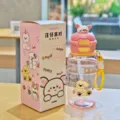 Süße Cartoon-Wasserflasche mit Strohhalm und 3D-Puppendeckel, 780ml tragbarer Plastikbecher. - Rosa (LY-551-1)