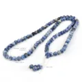Gedetailleerd overzicht van de blauwe sodaliet kralen gebedsketting met elegante kwast. - 99 Gebedskralen Ketting / Blauwe Puntsteen (N2680)