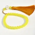 Gelbes Perlenarmband mit goldenen Quasten, elegantes Modeschmuck Armband Variante. - Gelb