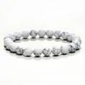 Bracciale di perle in pietra bianca con motivo screpolato, accessorio elegante e versatile giornaliero. - Howlite