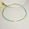 Collana di perline verdi con ciondolo foglia di conchiglia bianca, stile minimalista elegante. - Stile Foglia Verde (N2560)