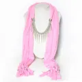 Modieuze roze sjaal ketting met metalen hanger chique accessoire voor dames stijlvol en mooi design - Kwastjes Beslagen Stijl (KY006) / Roze
