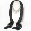 Zwarte sjaalketting met zilveren spike franjes, trendy mode-accessoire voor dames. - Kwastjes Beslagen Stijl (KY006) / Zwart