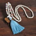Collana lunga artigianale in legno con nappa azzurra, conchiglie e dettagli turchesi per vacanze. - Stile Vacanza al Mare N2348