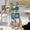 Tragbare Kunststoff-Wasserflasche mit süßem Bärenohrendeckel, Strohhalm und 650ml für Schüler. - 650ml / Grün