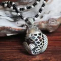 Retro pendente pesce in argento tibetano con catena di perline nere, gioiello vintage. - Design Pesce Koi (N2228)