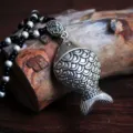 Collana con ciondolo a forma di pesce in argento tibetano vintage con perline nere, stile retro. - Design Pesce della Ricchezza (N2231)
