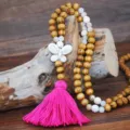 Lunga collana di perline in legno bohémien con ciondolo farfalla turchese e nappa rosa. - Nappina Rosso Rosa (N2204)