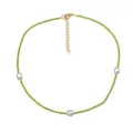 Collana girocollo artigianale con perline di semi verdi e perle bianche con chiusura dorata donna. - Stile Perla Artificiale e Perline Verdi (N2428-Y13)