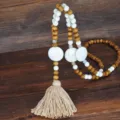 Collana lunga boho in perline di legno con perline di pietra bianca e nappa beige variante - Stile Tondo (N2211)