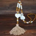 Lunga collana vintage in perline di legno con ciondolo a cuore bianco e nappa da donna - Stile Cuore (N2210)