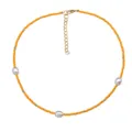 Collana boho con perline di seme arancioni perle bianche e distanziatori dorati estivi. - Collana con Tre Perle e Perline Arancioni (N2428-Y03) / Arancione