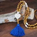 Collana lunga con catena a maglia di perline di legno bohémien ciondolo cuore pietra bianca nappa. - Nappina Blu Reale (N2205)