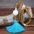 Collana Lunga con Perline di Legno e Turchese con Ciondolo Nappa Stile Boho Donna - Nappina Blu (N2206)