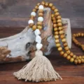 Lunga collana boho con perline di legno, ciondolo in pietra turchese e nappina beige. - Nappina Cachi (N2207)