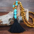 Lungo collana boho perle di legno turchese con nappa nera gioiello maglione donna elegante - Nappina Nera (N2225)