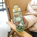Niedliche Cartoon Kunststoff Wasserflasche mit Strohhalm und Tragegurt fuer Schueler. - 600ml / Grün (LF-2021)
