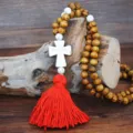 Lunga catena maglione di perline di legno bohémien con ciondolo croce turchese bianca e nappa rossa - Nappina Rossa (N2227)