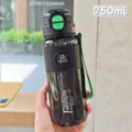 750ml schwarze Kunststoff Sport-Trinkflasche mit Deckel, Tragegurt und rutschfestem Griffschutz. - Klein 750ml / Schwarz