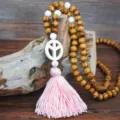 Collana lunga boho in perline di legno con turchese bianco, ciondolo pace e nappa rosa. - Nappina Rosa (N2226)