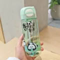 Grüne Cartoon-Trinkflasche mit Strohhalm und süßem Panda-Design, tragbarer Plastikbecher. - 600ml / Grün (7280)