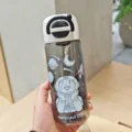 Transparente Plastiktrinkflasche mit Astronauten-Print, Strohhalm und Klappdeckel für Kinder. - 600ml / Weißer Deckel (7280)