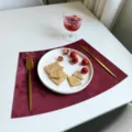 Wijnrode faux fluwelen placemat voor eettafel, elegante westerse tafelmat isolatiepad. - Bordeauxrood