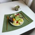 Groene waterdichte lederen placemat, stijlvolle tafelmat voor eetkamer en keukeninrichting. - Bosgroen