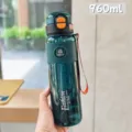 Grüne 960ml Plastik Sport Trinkflasche mit Strohhalm Klappdeckel und Tragegurt für Fitness. - Groß 960ml / Dunkelgrün