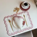 Crèmefunctie geborduurde placemat en servet set, vintage stof kant eettafel decor. - Rood
