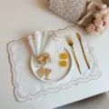 Elegante geborduurde placemat met vintage kantrand crèmestijl stoffen eetkamermat - camel