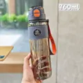 Große 960ml Sport Trinkflasche mit Strohhalm, auslaufsicherem Deckel und praktischem Tragegurt. - Groß 960ml / Grau