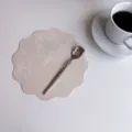 Geschulpte kunstledzen placemat minimalisten koffie onderzetter elegante tafeldecoratie beige - 18 cm / 25 g parelwit