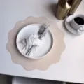Luxe Franse kunstlederen placemat met golvend bloemdesign, elegante tafelmat voor eetkamer. - 34 cm / 90 g parelwit