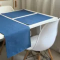 Blauwe linnen-look tafelloper en placemats set, elegante effen kleur huis eetkamer decor. - Donkerblauw
