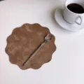 Bruine fluwelen leren placemat, bloemvormige hittebestendige mat voor Franse koffie en thee. - 18 cm / 25 g aardgeelbruin