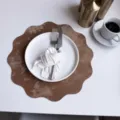 Bruine imitatie fluwelen lederen placemat, geschulpte bloemvormige warmte-isolatiemat. - 34 cm / 90 g aardgeelbruin