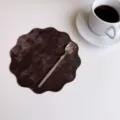 Imitatie fluweel leer placemat, bruine geschulpte kopjesmat voor luxe huisinrichting. - 18 cm / 25 g koffiebruin